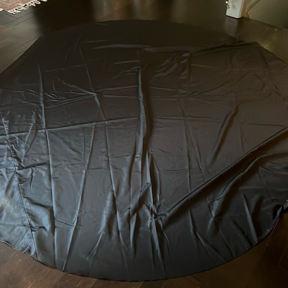 8 ft round black table covering